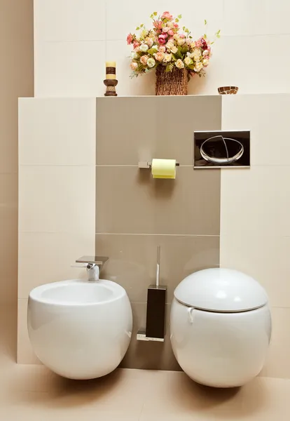 Bidet und Pfanne im Toilettenraum — Stockfoto