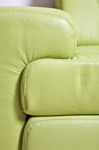 Fragment av grönt läder soffa huvudgavel — Stockfoto