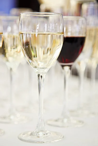 White and red wine glasses on blurred — Stock Photo, Image