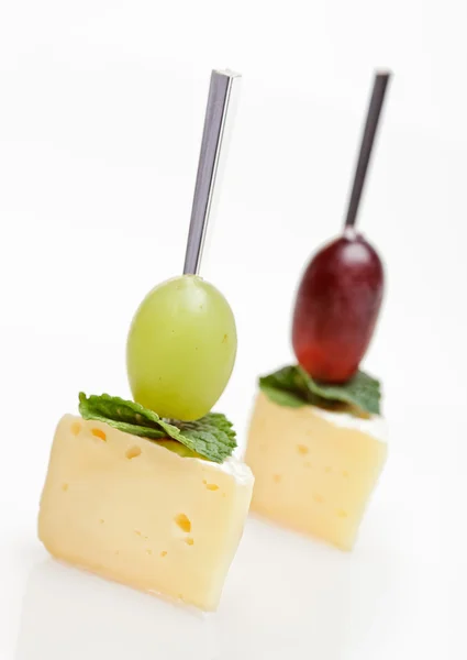 Cheese canape with grape and mint — Stock Photo, Image