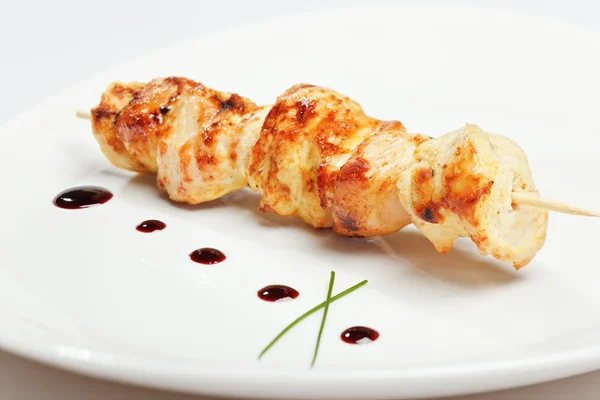 Kebab de frango em espeto em placa branca — Fotografia de Stock