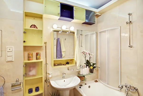 Μοντέρνο μπάνιο σε κίτρινο και μπλε — Φωτογραφία Αρχείου