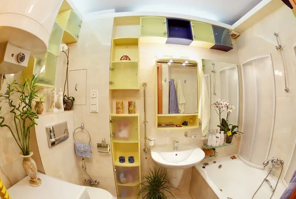 Banheiro moderno em amarelo e azul vívido — Fotografia de Stock