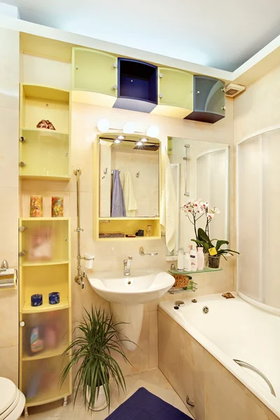 Современная ванная комната в желтом и синем — стоковое фото