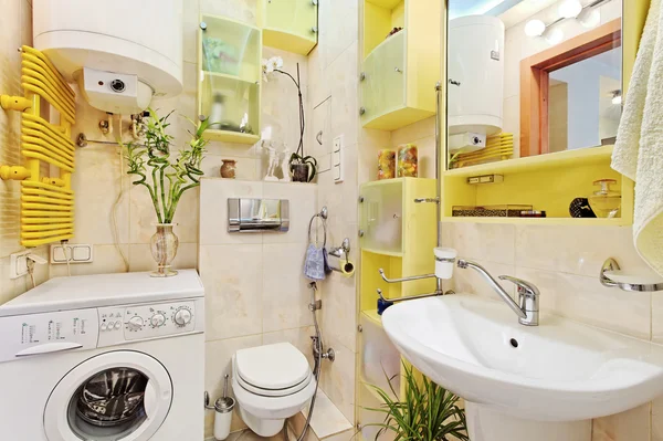 Banheiro pequeno com mashine lavagem — Fotografia de Stock