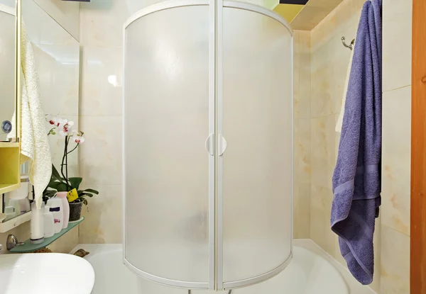 Banho de chuveiro pequeno moderno com toalha azul — Fotografia de Stock