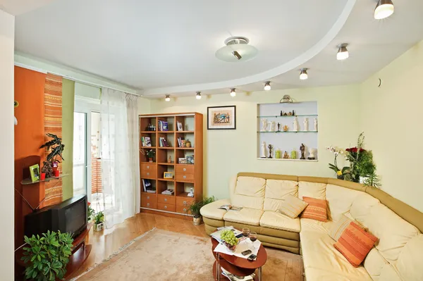 Sala de estar Interior com sofá bege — Fotografia de Stock