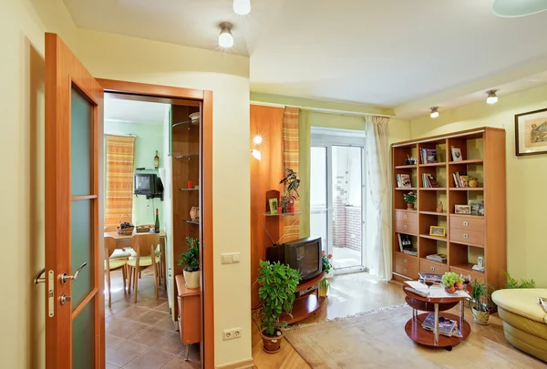 Obývací pokoj a kuchyň vnitřní pohled — Stock fotografie