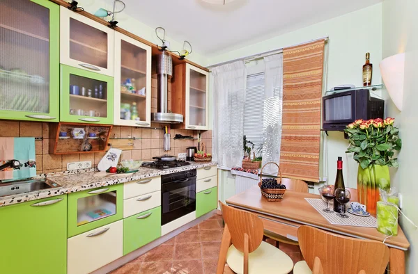 多くの用具を持つ緑色のキッチン インテリア — ストック写真