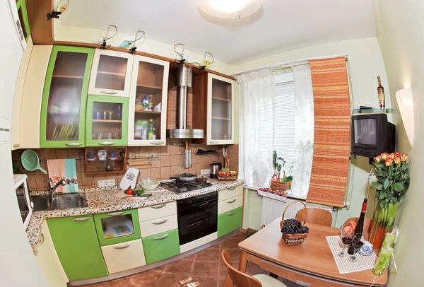 Grüne Kücheneinrichtung mit vielen Utensilien — Stockfoto