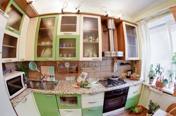 Zelená kuchyně interiér s mnoha nádobí — Stock fotografie