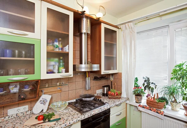 Parte do interior da cozinha verde com muitos — Fotografia de Stock