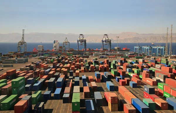 Containers af in een haven van lading Stockfoto