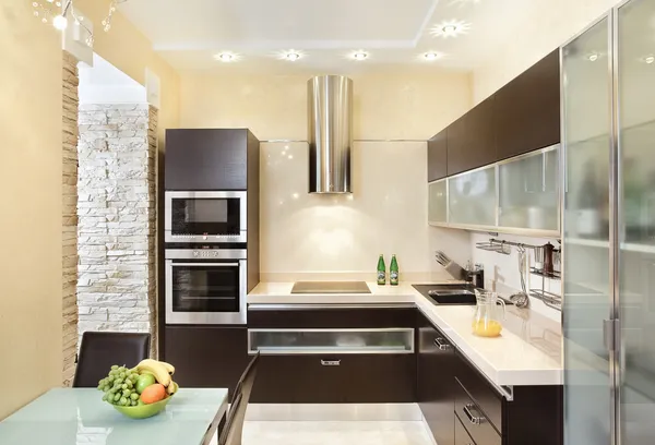 Interior dapur modern dengan nada hangat Stok Foto