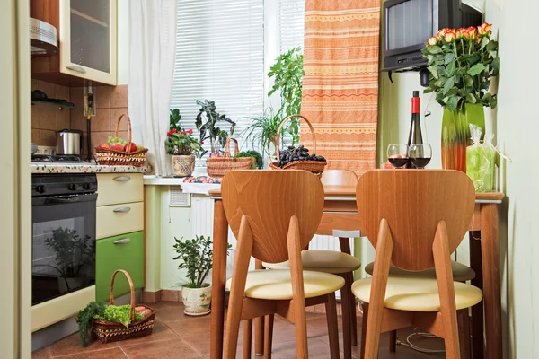 Küchentisch und Stühle mit Früchten — Stockfoto