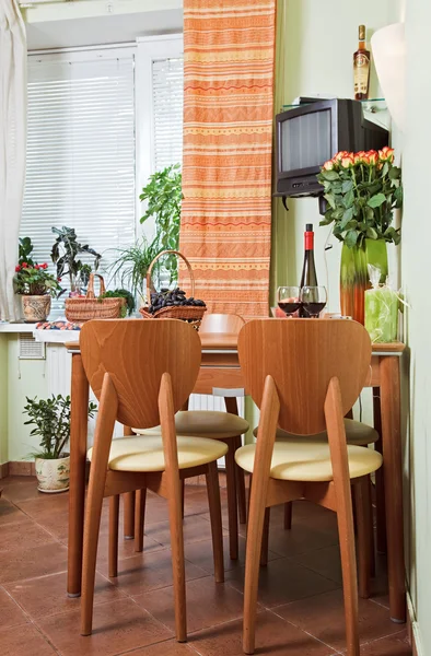 Kuchyňský stůl a židle s ovocem — Stock fotografie