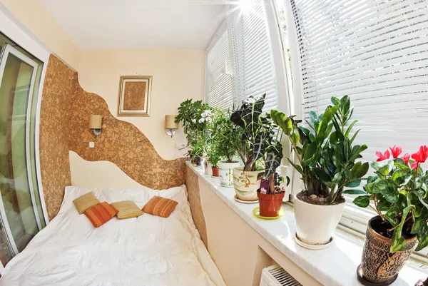 Dormitorio soleado en balcón con ventana y — Foto de Stock