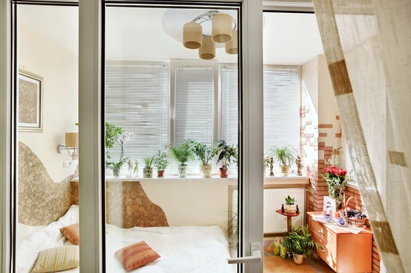Widok wnętrza drzwi słoneczny sypialnia — Zdjęcie stockowe