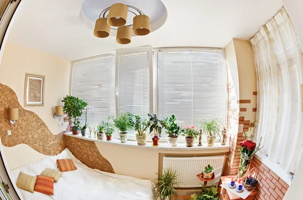 Dormitorio soleado en balcón con ventana —  Fotos de Stock
