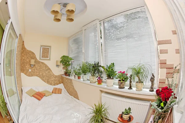 Zonnige slaapkamer op balkon met venster — Stockfoto