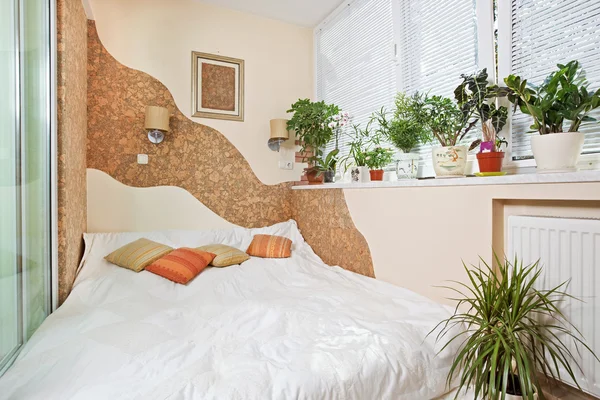 Camera da letto soleggiata su balcone interno — Foto Stock