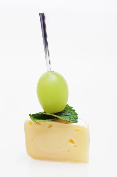 Сырная канапе с виноградом и мятой изолята — стоковое фото