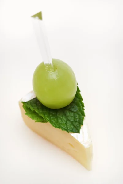 Cheese canape with grape and mint — Stock Photo, Image