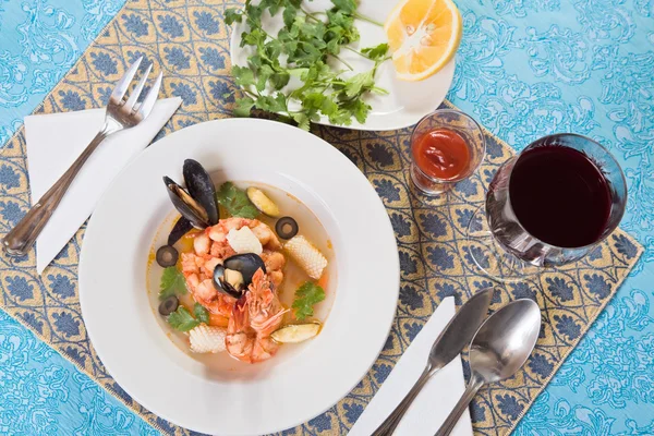 Seafood soup with shrimps and mussels — Stock Photo, Image