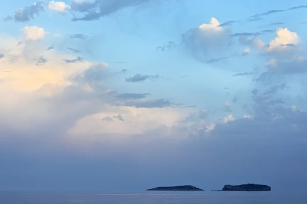 दो द्वीपों और आकाश के साथ समुद्र परिदृश्य — स्टॉक फ़ोटो, इमेज