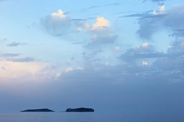 Paisaje marino con dos islas cielo — Foto de Stock