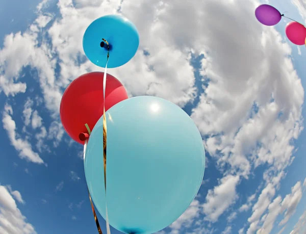 Drei bunte Luftballons am blauen Himmel — Stockfoto