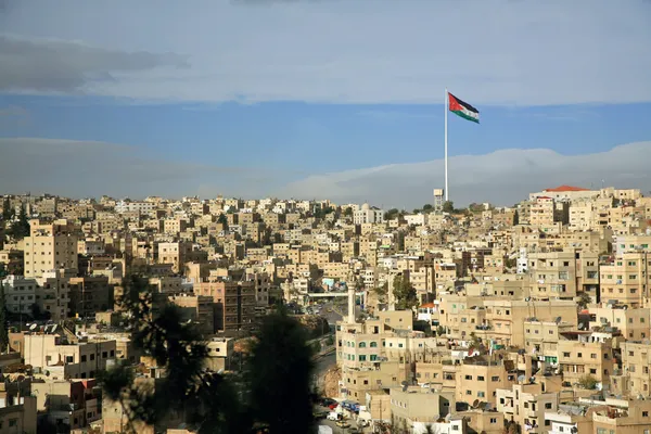 Ammán vista de la ciudad con bandera, Jordania — Foto de Stock