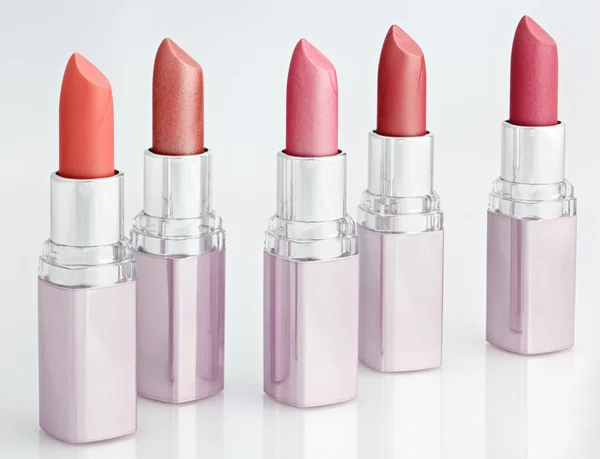 Kleur lippenstiften gerangschikt in lijn isoleren — Stockfoto