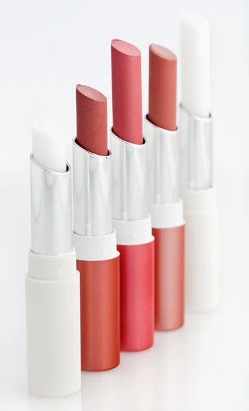 Vijf kleur lippenstiften gerangschikt in lijn is — Stockfoto