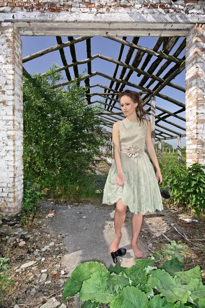 Jonge dame in avondjurk in ruïnes — Stockfoto