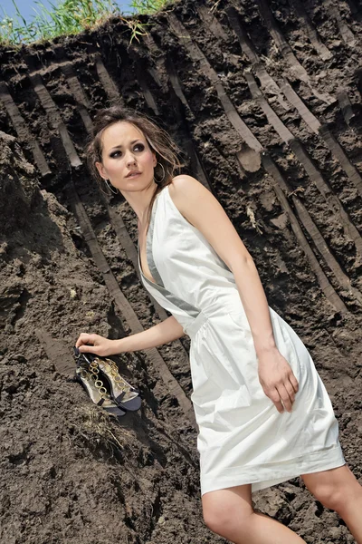 Señora en vestido blanco dentro de un profundo bla — Foto de Stock