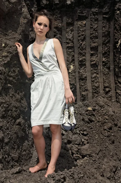 Senhora de vestido branco dentro de uma pedreira — Fotografia de Stock