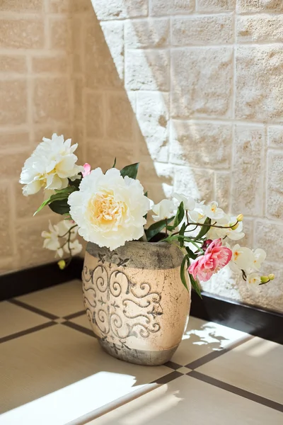 Fleurs de pivoine dans un vase en poterie — Photo