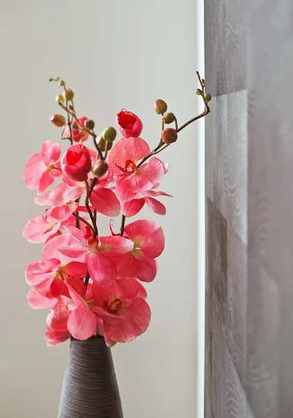Roze orchideebloemen in rieten met vaas — Stockfoto