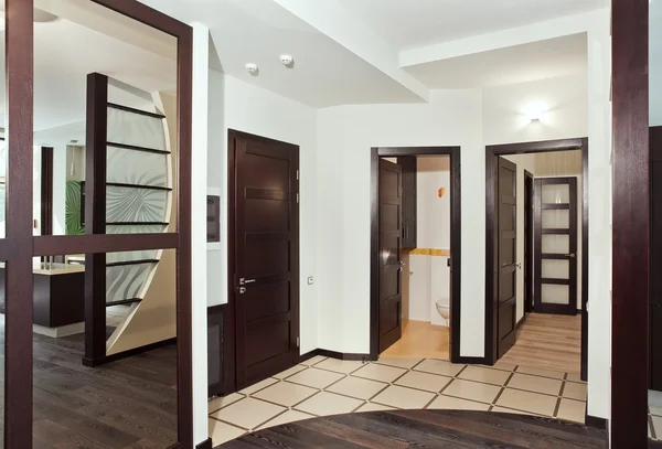 Moderne zaal met vele hardhouten deuren — Stockfoto