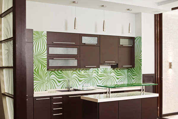 Cozinha moderna com móveis de madeira — Fotografia de Stock