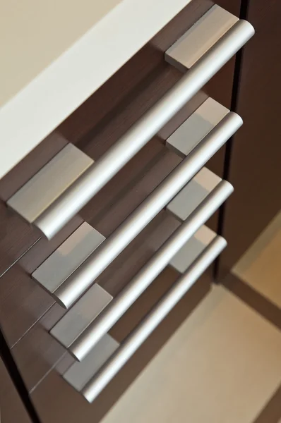 Braune Schubladen aus Hartholz mit Metallgriff — Stockfoto