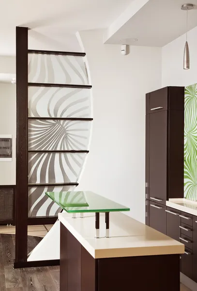 Ahşap mobilyalar ile modern bir mutfak — Stok fotoğraf