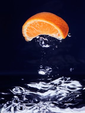 Mavi suya düşen turuncu (mandarin)