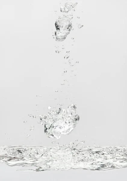 Burbujas de aire flotantes y superficie de agua — Foto de Stock