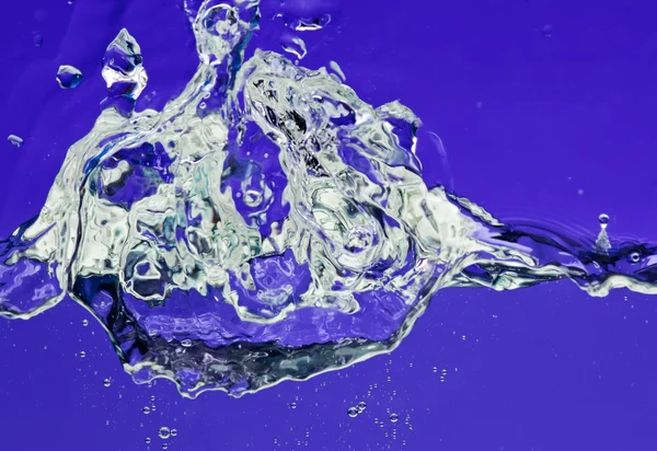 Percikan air biru dengan gelembung udara biru — Stok Foto