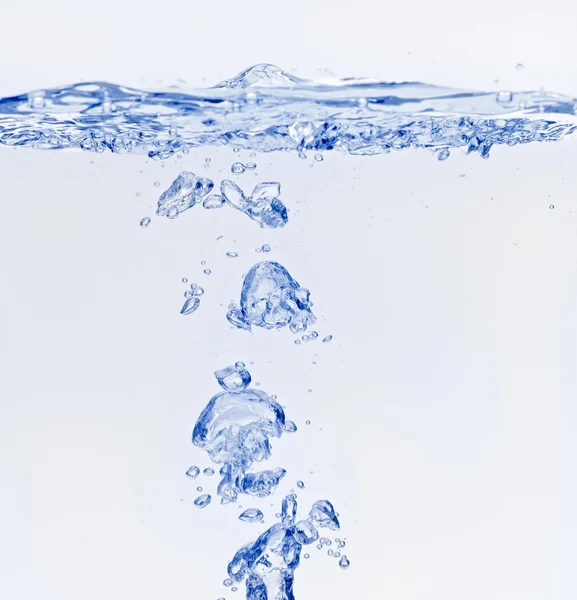 Modré vzduchové bubliny pod vodní hladinou — Stock fotografie