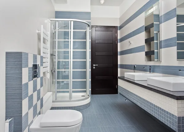 Современная ванная комната в голубом и сером — стоковое фото