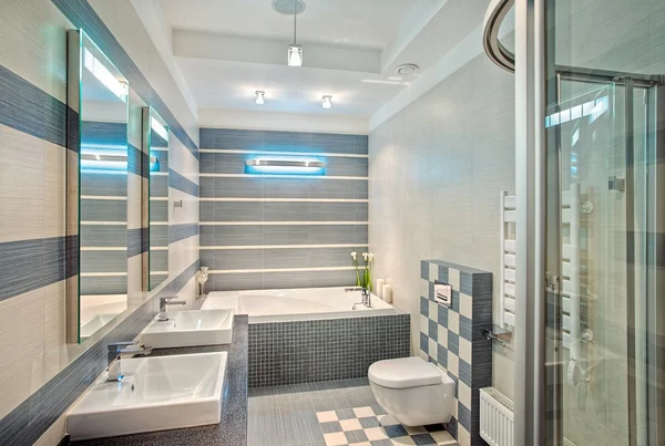 Moderne badkamer in blauw en grijs — Stockfoto