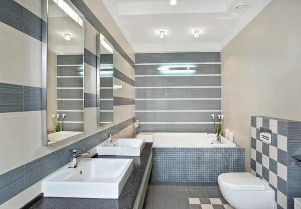 Современная ванная комната в голубом и сером — стоковое фото